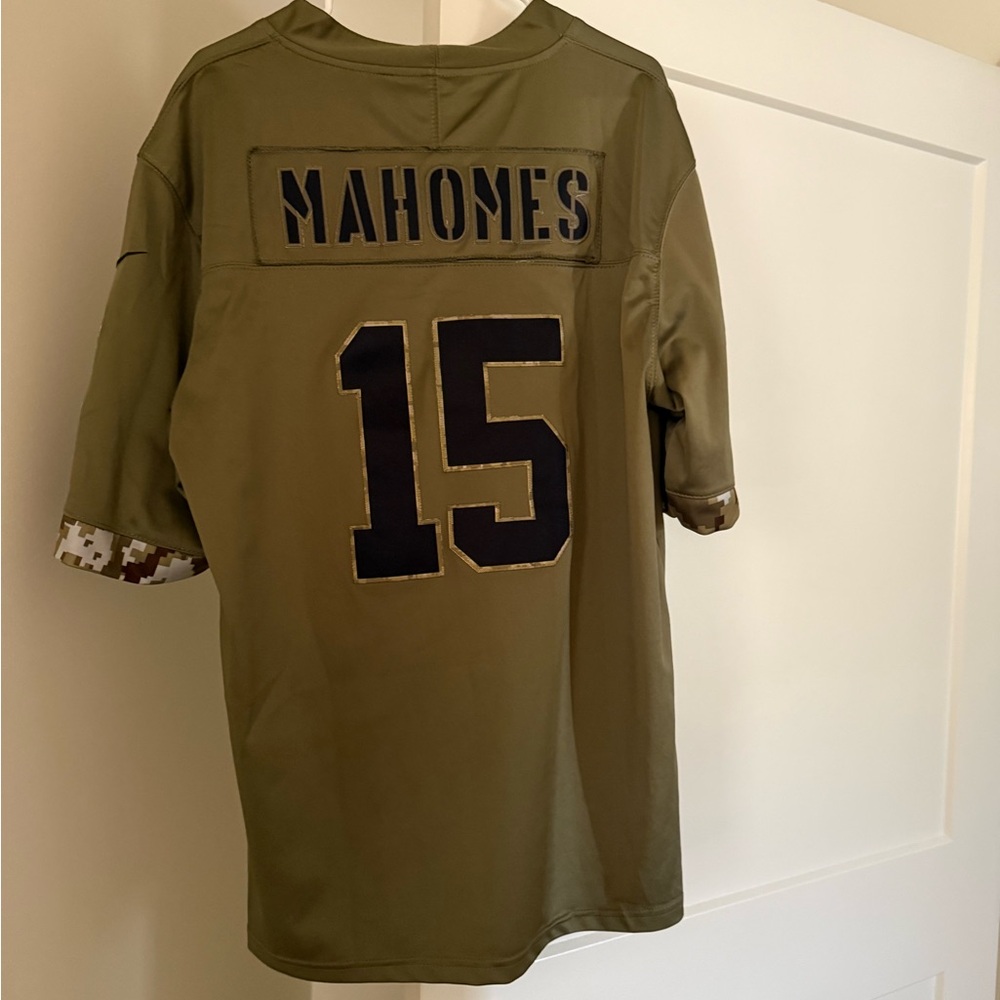 KC Patrick Mahomes salute to service jersey